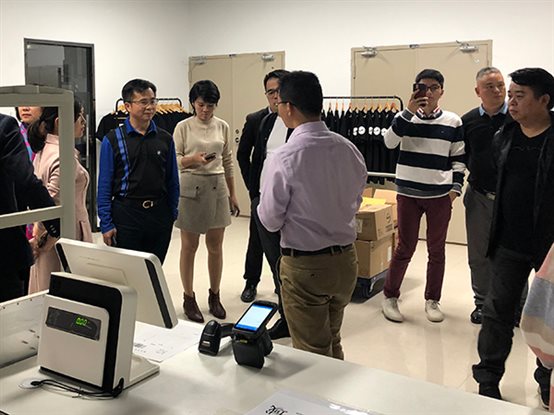 黃健新秘書長(zhǎng)詳細(xì)了解廈門艾歐特科技的智慧門店解決方案