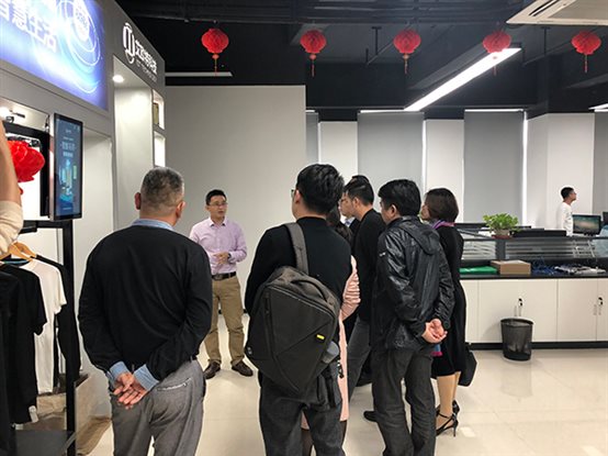 周永和向廈門市平和商會(huì)考察團(tuán)介紹解決方案