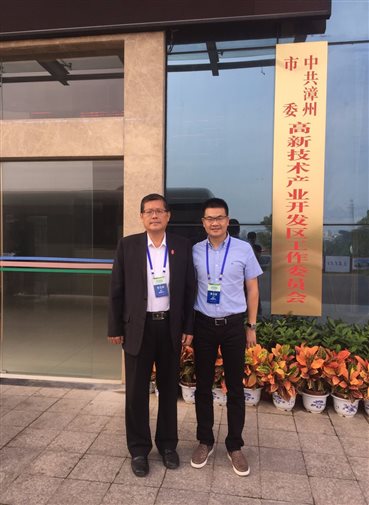 艾歐特科技董事長林和瑞與臺灣云端服務(wù)協(xié)會張葆生教授與高新區(qū)簽署協(xié)議前的合影